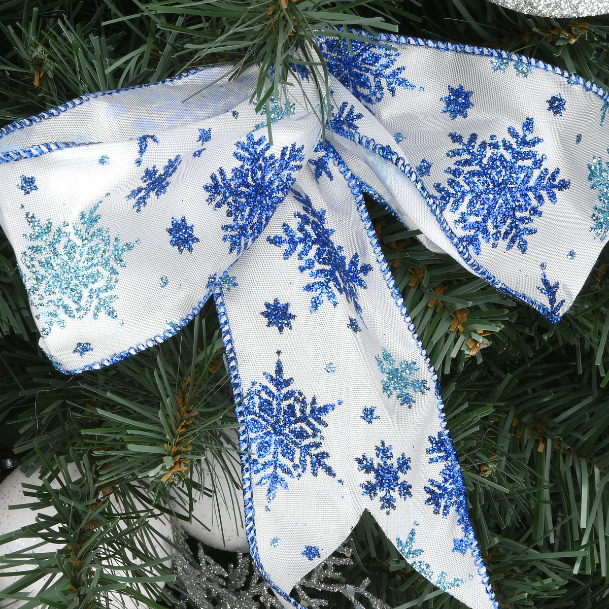 2.7m Pre Lit Ribbon and Bauble Garland, 184 Tips